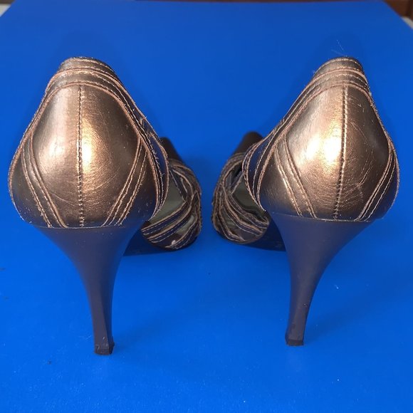 BCBG Gold Pointed Toe High Heel Pump Shoes Size 6B - Picture 4 of 5